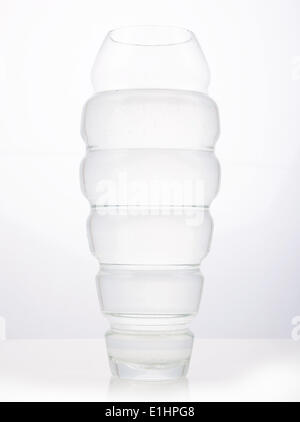 Hohes Glas transparent Blumentopf Vase auf weißem Hintergrund Stockfoto