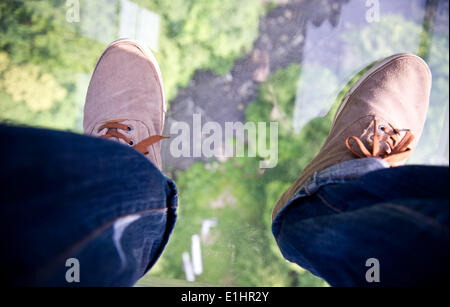 Thale, Deutschland. 4. Juni 2014. Der Bode-Fluss wird durch den Glasboden des Autos auf der Bode-Tal Gondelbahn in Thale, Deutschland, 4. Juni 2014 gesehen. Foto: DANIEL NAUPOLD/Dpa/Alamy Live News Stockfoto