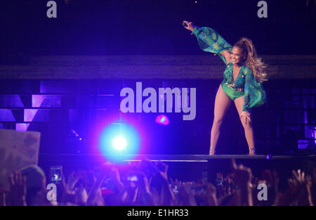 New York City, USA. 4. Juni 2014. Amerikanische Sängerin Jennifer Lopez führt an 16.000 Fans in ihrem Geburtsort in der Bronx auf dem Outdoor-Konzert in Pelham Bay Park in New York City, USA, 4. Juni 2014. Foto: Christina Horsten/Dpa/Alamy Live News Stockfoto