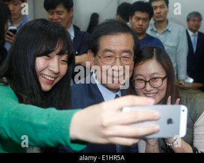 Park Won-Soon, 4. Juni 2014 - Seoul Mayor Park Won-Soon (C), die größte Oppositionspartei NPAD (neue Politik Alliance for Democracy) Kandidat zur Wiederwahl, stellt mit seinen Anhängern im Hauptbüro der Wahlkampf in Seoul, Südkorea. Park war ein Anwalt-gedreht-civic Aktivist. Südkoreaner auf 4. Juni 2014 Stimmen für Kommunalwahlen insgesamt 3.952 Beamten, umfasst 17 metropolitan Bürgermeister und Provinzgouverneure, und 226 der Low-Level-Verwaltungseinheiten gemäß der nationalen Wahlkommission zu wählen.  (Foto: Lee Jae-Won/AFLO) (SÜDKOREA) Stockfoto