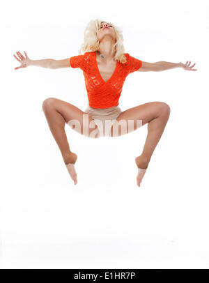 Sportlich Fit Mädchen springen isolierten auf weißen Hintergrund Stockfoto