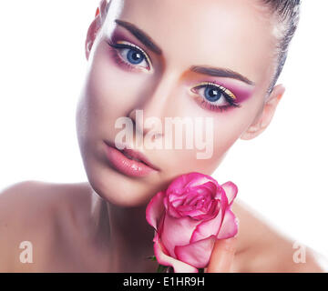 Schöne junge Frau mit rosa Rose nah Schönheit Porträt Stockfoto