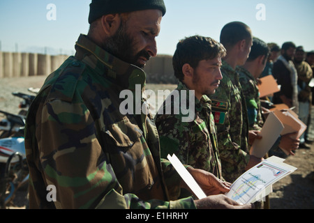 Afghan National Army Soldaten, afghanische Nationalpolizei Mitglieder und Mitglieder der afghanischen Polizei erhalten Zertifikate für completi Stockfoto