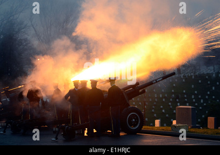 Mitglieder der US-Armee Presidential Salute Batterie, 3. US Infanterie-Regiment "Der alten Garde," Feuer Kanone salutiert während einer Stockfoto