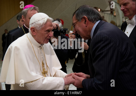 E.-Verteidigungsminister Leon Panetta grüßt Papst Benedict XVI., der ihm dankte für die Hilfe, die Welt im Vatikan zu schützen Stockfoto