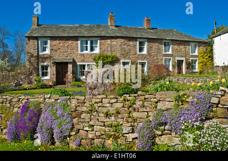 Traditionelle Naturstein-Häuser mit hübschen Gärten im Dorf Caldbeck, Cumbria, Lake District National Park England Uk Stockfoto