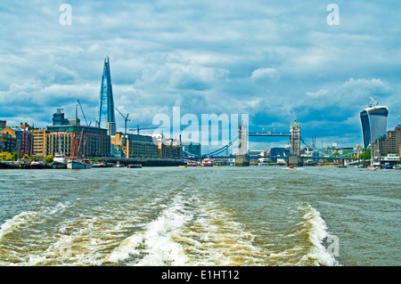 Blick auf die Scherbe, Tower Bridge und der Walkie Talkie Wolkenkratzer aus einem Fluss-Bus auf der Themse, London England UK Stockfoto