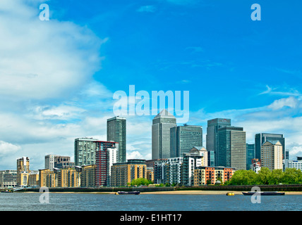 Canary Wharf gesehen von der Themse, sonnigen Frühlingstag, London UK Stockfoto