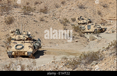 US-Soldaten mit 3rd Brigade Combat Team, 1st Infantry Division, Fahrt durch die Wüste in eine M2 Bradley Infantry Fighting Stockfoto