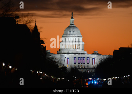 Die Sonne geht über U.S. Capitol vor der öffentlichen Vereidigung während der 57. Presidential Inauguration in Washington, Stockfoto