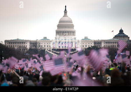 Teilnehmer-Welle-Fahnen von der National Mall während 57. Amtseinführung des Präsidenten in Washington, DC, 21. Januar 2013. Presi Stockfoto