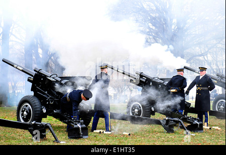 US-Soldaten mit der 3. US-Infanterie-Regiment (der alte Garde) Feuer Kanonen während der 57. Presidential Inauguration in war Stockfoto