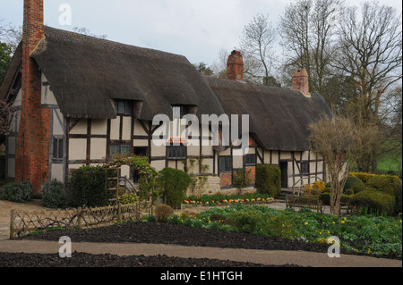 Anne Hathaway's Historisches Haus mit schwarz-weißem Strohdach in Shottery, Stratford upon Avon, Warwickshire, England, Großbritannien Stockfoto