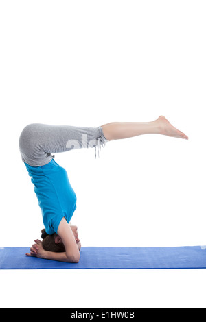 Yoga - junge schöne Frau, die Yoga Asana Übung isoliert Stockfoto