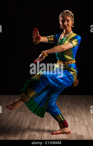 Schöne Mädchen Tänzerin der indischen klassischen Tanz Bharatanatyam Stockfoto