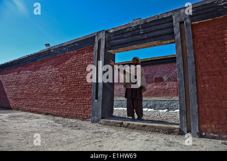 Eine afghanische Wohnsitz bereitet sich zur Teilnahme an einer Agrar-Seminars im Urgon District, Provinz Paktika, Afghanistan, 1. Februar Stockfoto