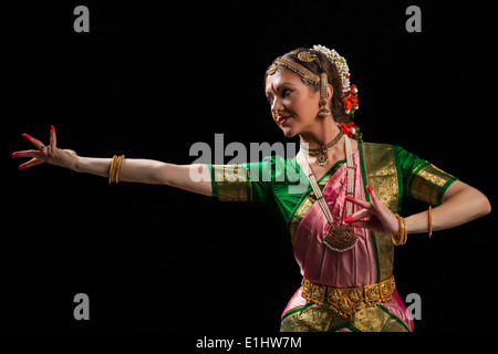 Schöne Mädchen Tänzerin der indischen klassischen Tanz Bharatanatyam Stockfoto