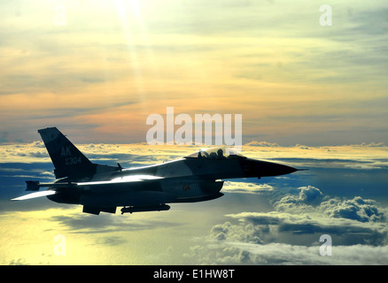 Ein US-Air Force F - 16C Fighting Falcon zur 18. Aggressor Squadron versetzt, fliegt eine Luft/Luft-Kampfeinsatz im Support für o Stockfoto