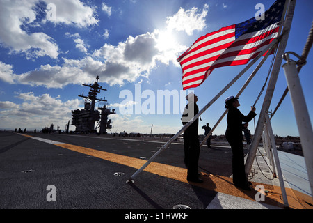 US Marine Aviation Bootsmann Mates (Handling) 3. Klasse Joe Montez, links, und Elizabeth Mongkhonvilay verändern die Farben an Bord Stockfoto