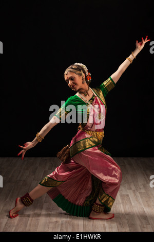 Schöne Mädchen Tänzerin der indischen klassischen Tanz Bharatanatyam Stockfoto