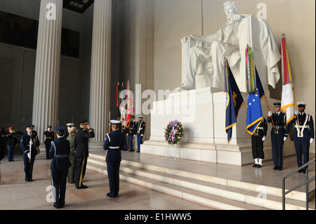 US-Armee Generalmajor Michael S. Linnington, Kommandierender general des Military District of Washington, und Robbin verdanken, Chefs der Stockfoto