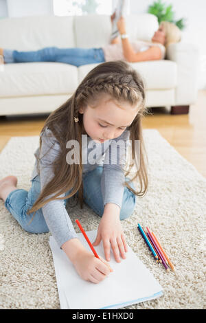 Kleines Mädchen sitzt auf dem Boden Stockfoto