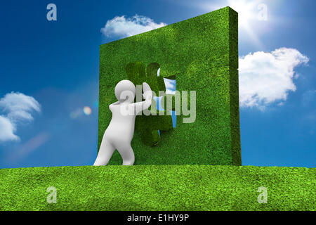 Kleine weiße Zeichen eine Puzzle zu lösen Stockfoto