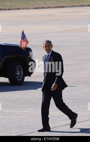 Präsident Barack Obama geht auf eine Gruppe von Gästen nach der Ankunft am Dobbins Air Reserve Base in Marietta, Georgia, Feb. Stockfoto