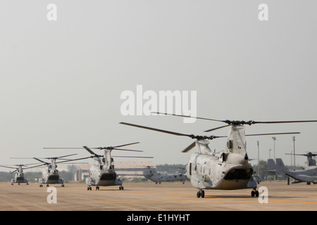 Fünf US-Marinekorps CH-46E Sea Knight Transporthubschrauber taxi durch U-Tapao Flughafen Nakhon Ratchasima, Stockfoto