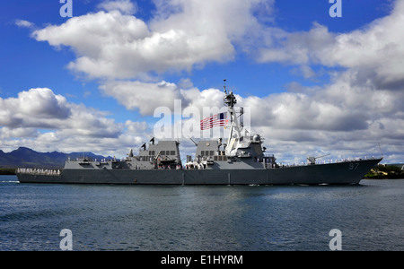 130214-N-WF272-018 PEARL HARBOR (14. Februar 2013) die Arleigh-Burke-Klasse geführte Flugkörper Zerstörer USS Halsey (DDG-97) kommt nach Stockfoto