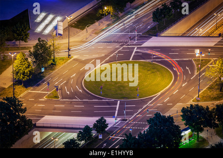 Erhöhten Blick auf deutsche Straßenkreuzung. München, Bayern, Deutschland, Stockfoto