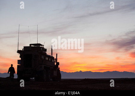 US-Marines Echo Company, 2. Bataillon, 7. Marineregiment zugewiesen Mann ihr Fahrzeug während der Gewährleistung der Sicherheit in Unterstützung Stockfoto