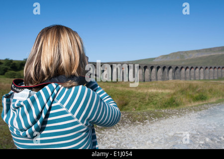 Frau nehmen Foto von Ribblehead-Viadukt mit Canon dSLR-Kamera, Yorkshire Dales Stockfoto