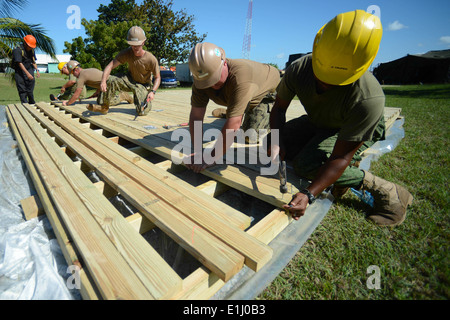 US-Segler, Bau-Bataillon Wartungseinheit 202 zugewiesen bauen eine Duschkabine 20. Februar 2013, Basislager in Coroz Stockfoto