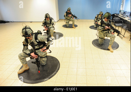 US-Armeesoldaten der Bravo Company, 3. Bataillon, 66th Armor Regiment, 172. Infanteriebrigade, vorbereiten, trainieren mit dem Dism Stockfoto