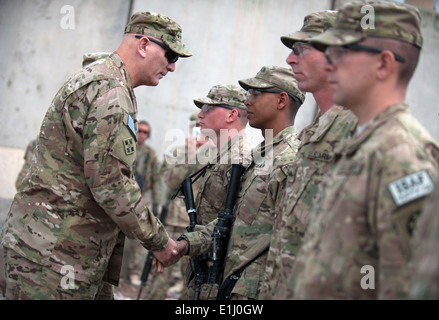 US Army General Ray Odierno, links, der Stabschef der Armee, präsentiert Münzen für herausragende Leistungen an Soldaten der 2. zugewiesen Stockfoto