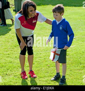 Tonbridge, Kent, UK. 5. Juni 2014. . 5. Juni 2014. Kent Leichtathlet und Olympia-Gold Medaille Sieger Dame Kelly Holmes, ein Schüler von einer örtlichen Schule nach der Ankunft von der Commonwealth Games Königin Baton in Tonbridge Castle-Chats. Die Veranstaltung nahmen Kinder aus Schulen, die in einer Vielzahl von Aktivitäten organisiert von Tonbridge und Malling Rat teilgenommen haben. Bildnachweis: Patrick Nairne/Alamy Live-Nachrichten Stockfoto