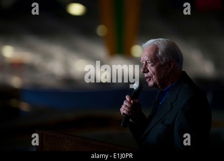 Der ehemalige Präsident Jimmy Carter richtet sich an Segler und Gäste im Hangar Bucht bei einem Besuch an Bord des Flugzeugträgers USS Auto Stockfoto