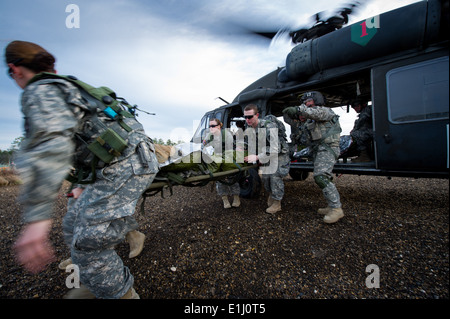 US Army medizinisches Personal entlasten ein simuliertes verletztes Soldaten aus einem US-Armee HH - 60L Black Hawk-Hubschrauber an gemeinsamen Readines Stockfoto