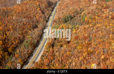 Autobahn zwischen Herbst Farbe Wäldern in der Nähe von bergspitzeabbau Website, Wise County, Virginia, USA Stockfoto