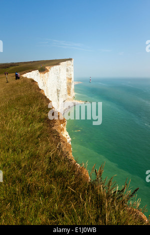 Touristen am Rande der Klippe, Beachy Head auf der Channel Küste, East Sussex, UK Stockfoto