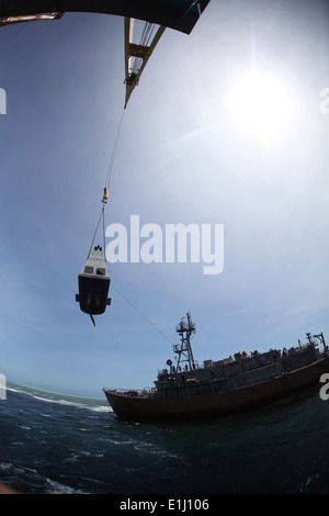 Besatzungsmitglieder an Bord der zivilen Kranschiff Jascon 25, Top, entfernen die Auspuff-Trichter-Struktur aus der Grube Gegenmaßnahmen Stockfoto