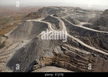 Dirt tracks auf bergspitzeabbau Ort, Luftaufnahme, Appalachia, Wise County, Virginia, USA Stockfoto