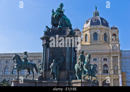 Maria Theresa Statue im Garten vor Art History Museum am Maria-Theresa-Platz in Wien Stockfoto