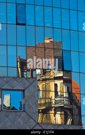 Abstraktes Bild, wie ein Spiegelbild der alten Stil Gebäude in einem Glas super modernes Gebäude im Zentrum von Wien Stockfoto