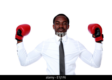 Geschäftsmann mit Boxhandschuhen hob seine Hand auf weißem Hintergrund Stockfoto