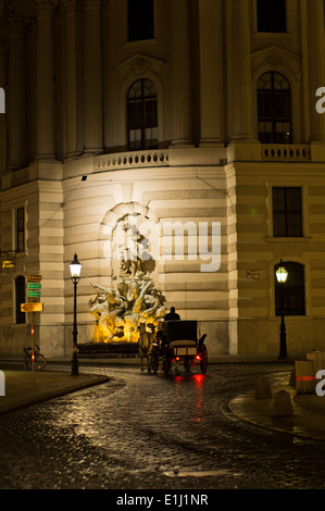 Pferdekutsche in der Nacht auf den Straßen Wiens Stockfoto