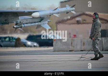 US Air Force Tech Sgt. Bryan Hicken, Recht, ein Crewchef zugewiesen 177. Aircraft Maintenance Squadron, 177. Kämpfer Stockfoto