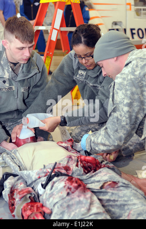 Von links: US Army Spc. Tom Christensen, Pfc. Penelope Castello und Sgt. Philip Stalewski, alle Ablösung 1, Delt zugewiesen Stockfoto