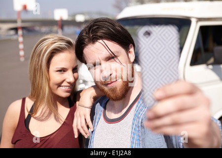 Mann unter Selfie mit Girlfiend vor Auto Stockfoto